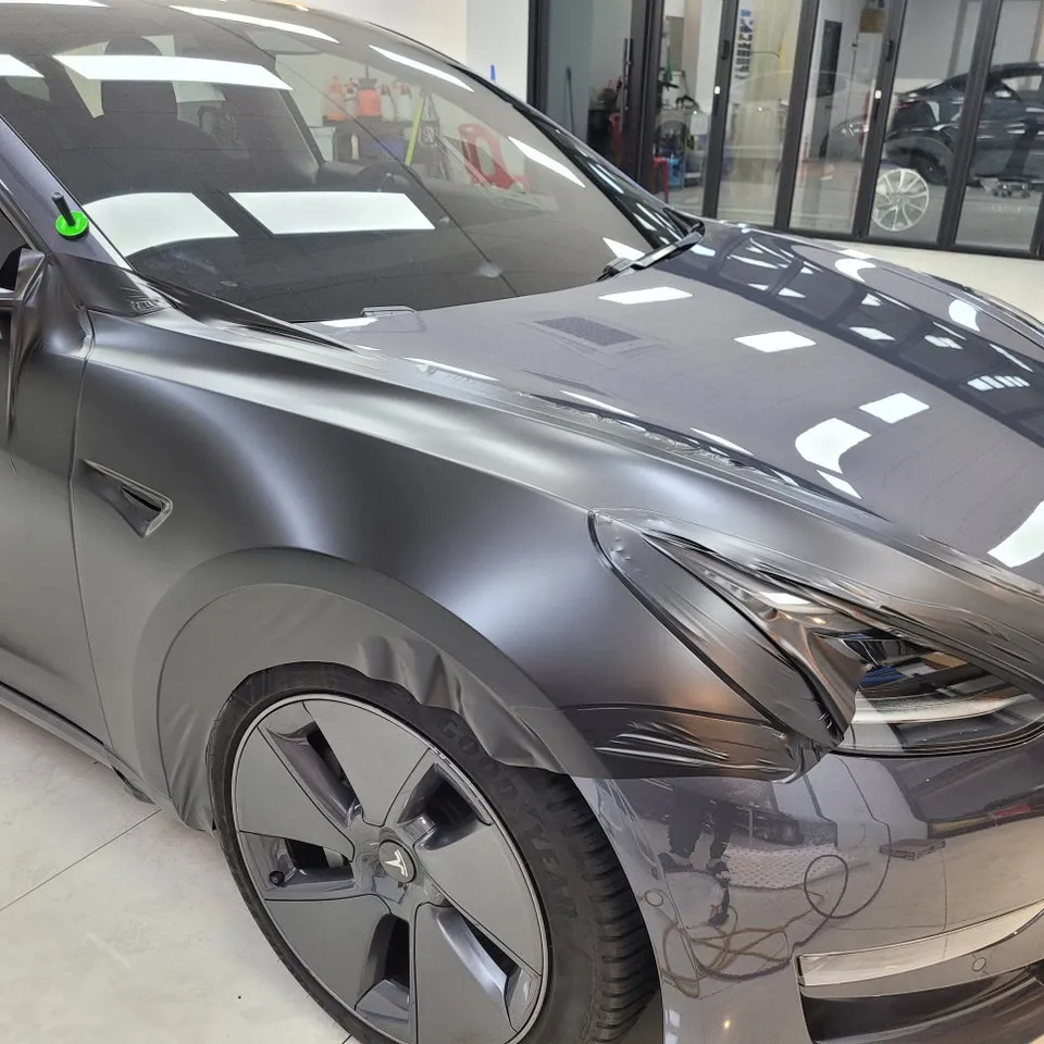 Tesla Model 3のカーラッピング事例|サテンブラック 施工写真 1-3