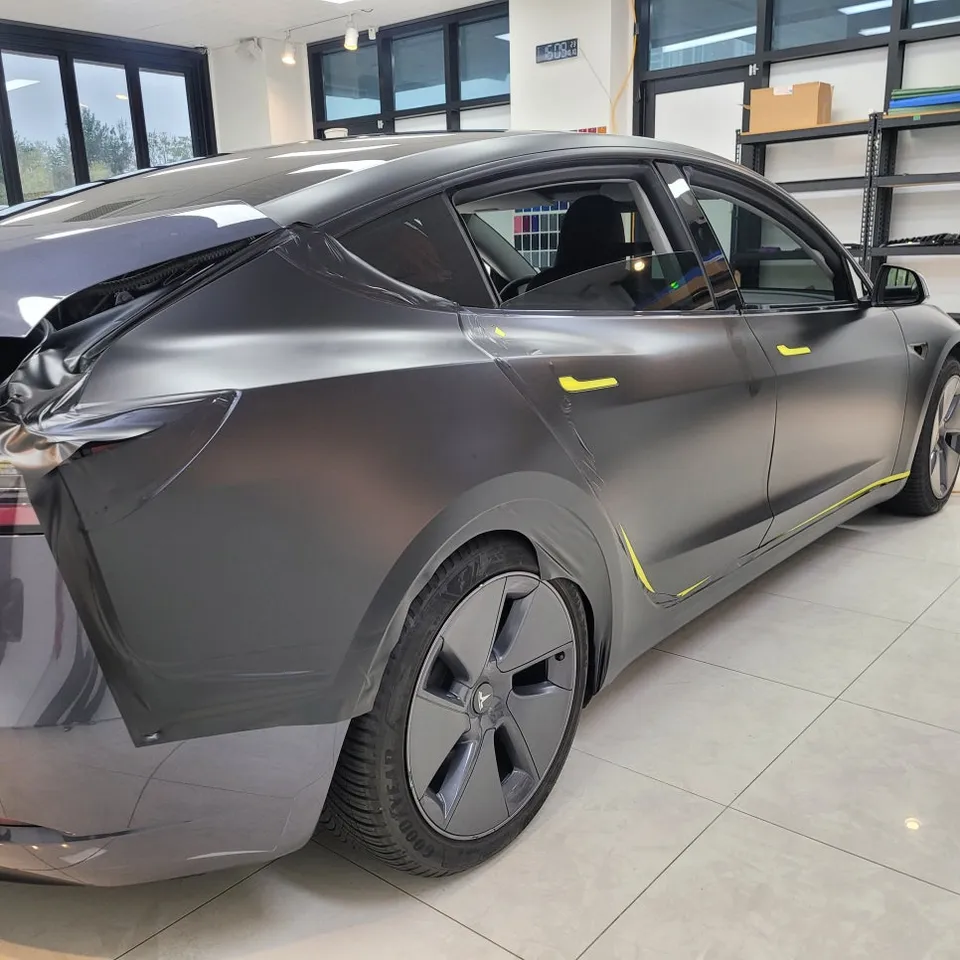 Tesla Model 3のカーラッピング事例|サテンブラック 施工写真 2-3
