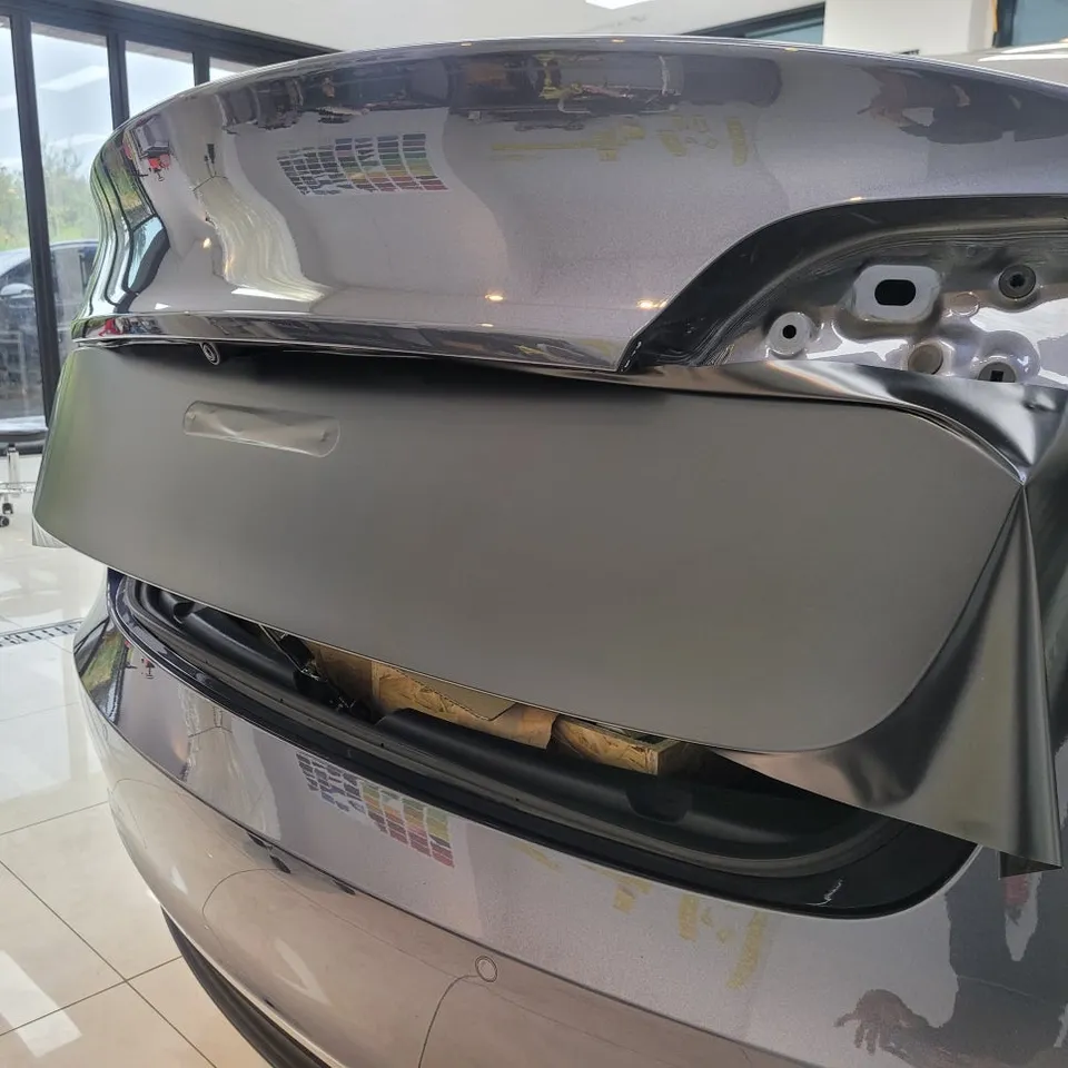 Tesla Model 3のカーラッピング事例|サテンブラック 施工写真 3-3