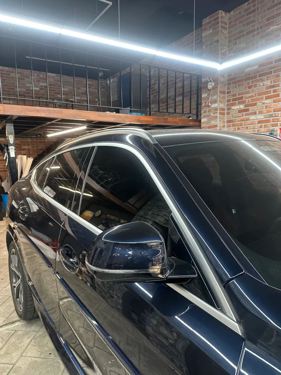 BMW X6 vinyl wrap - BMW X6 Vinyl Wrap Review: Chrome Delete for Sporty Look photo 3