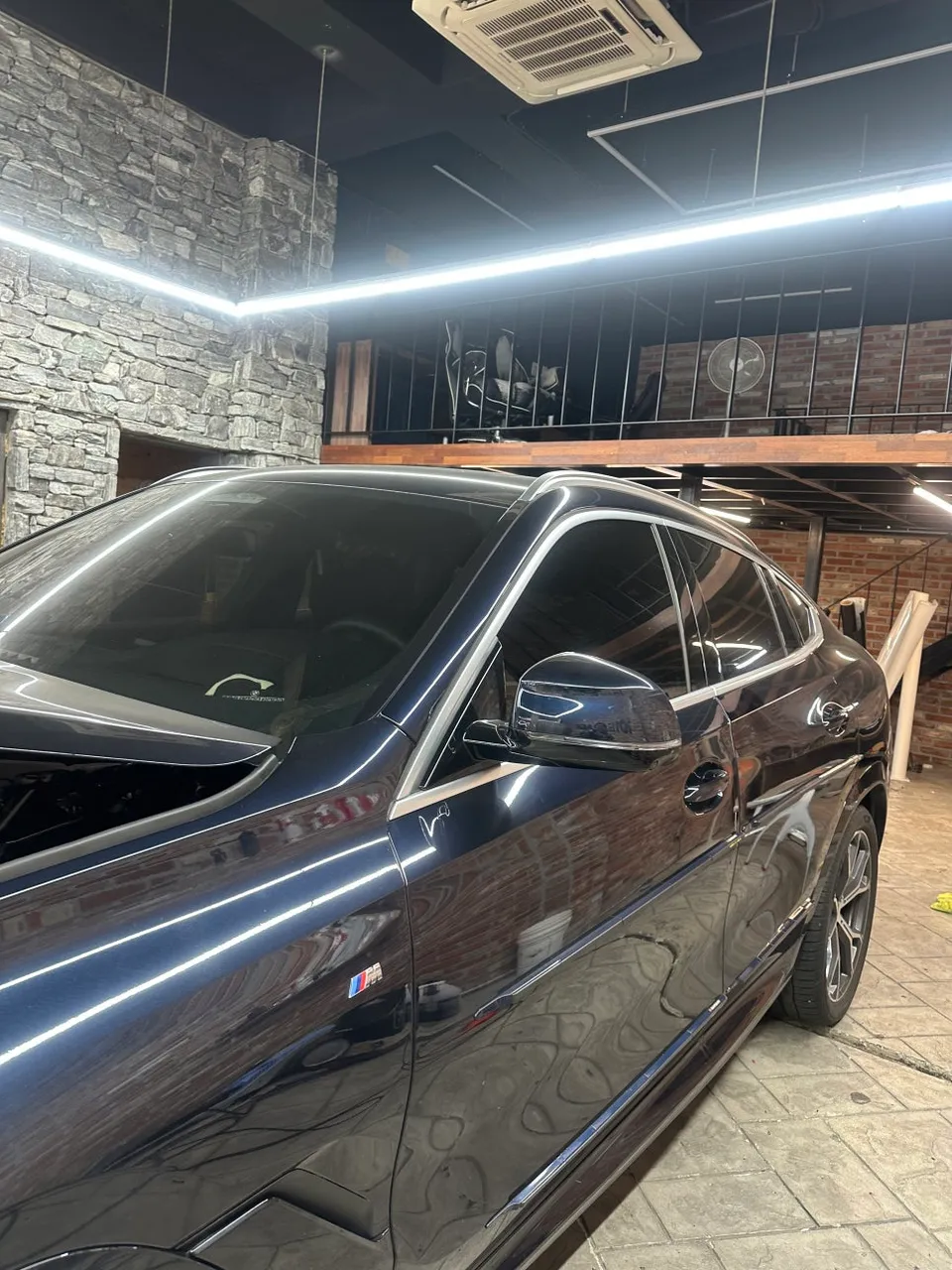 BMW X6 vinyl wrap - BMW X6 Vinyl Wrap Review: Chrome Delete for Sporty Look photo 4
