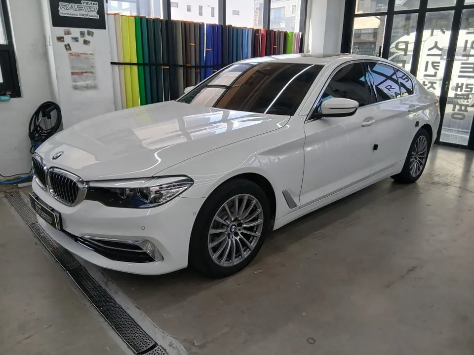 BMW 5 Seriesのカーラッピング事例|費用目安・仕上がり 施工写真 2-1
