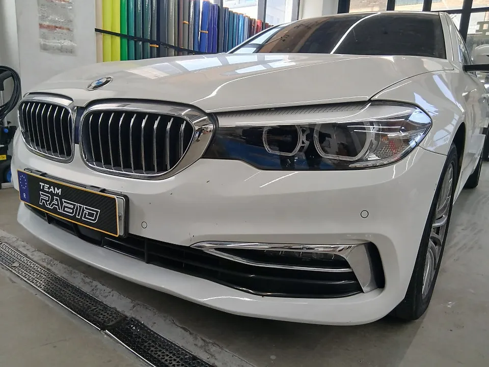 BMW 5 Seriesのカーラッピング事例|費用目安・仕上がり 施工写真 3-1