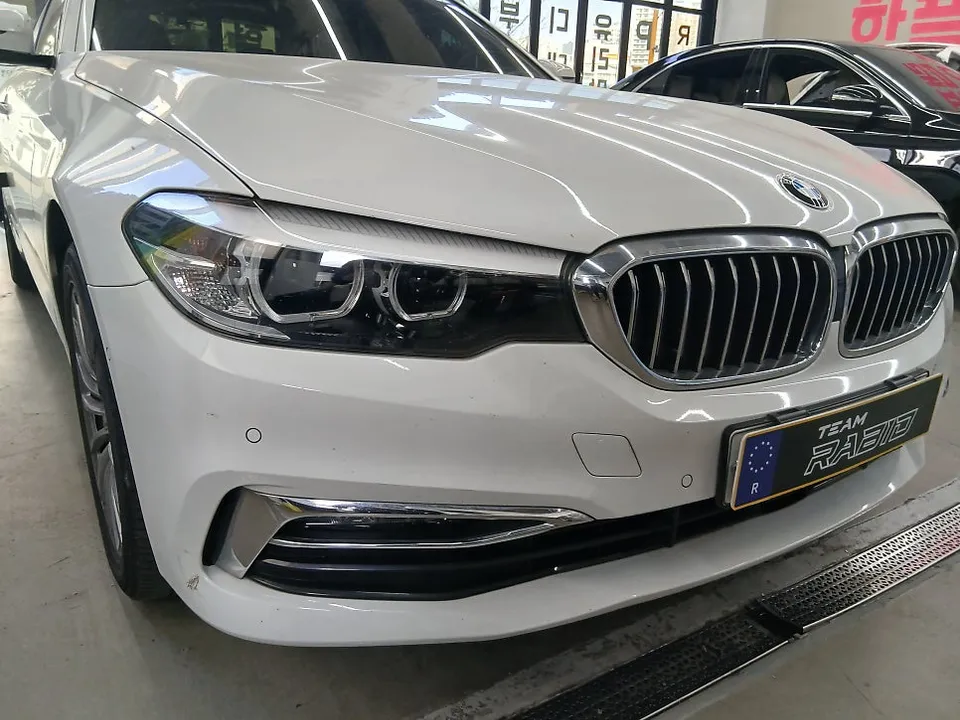 BMW 5 Seriesのカーラッピング事例|費用目安・仕上がり 施工写真 1-2