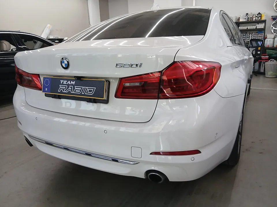 BMW 5 Seriesのカーラッピング事例|費用目安・仕上がり 施工写真 3-2