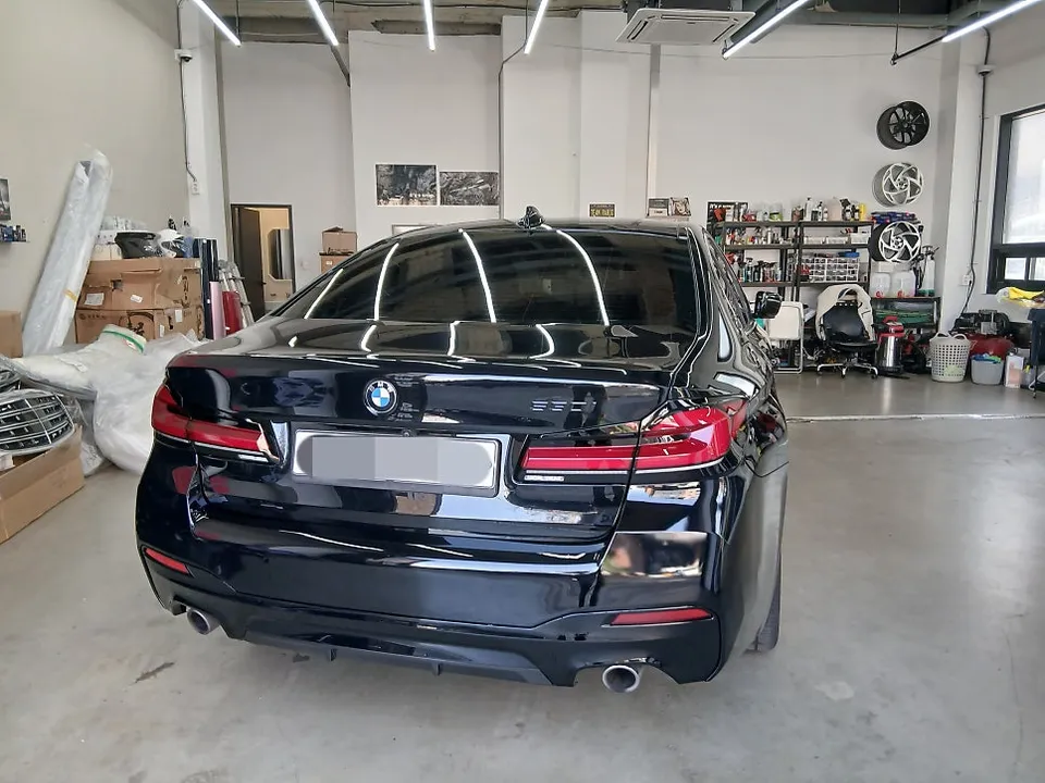 BMW 5 Seriesのカーラッピング事例|費用目安・仕上がり 施工写真 1-3