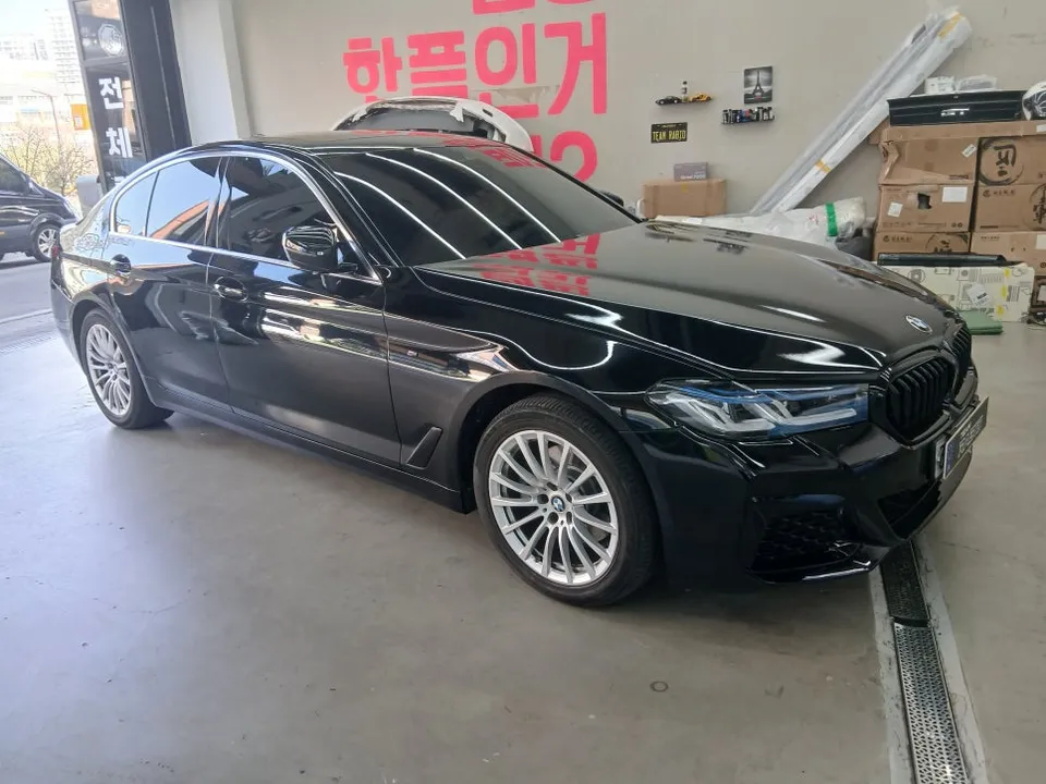 BMW 5 Seriesのカーラッピング事例|費用目安・仕上がり 施工写真 2-3