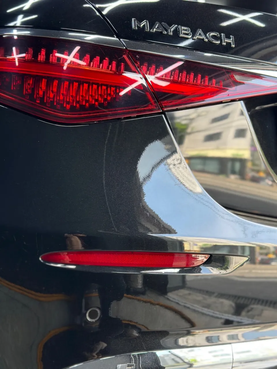 Mercedes-Benz S580 Maybachのカーラッピング事例|ホワイトパール 施工写真 3-1