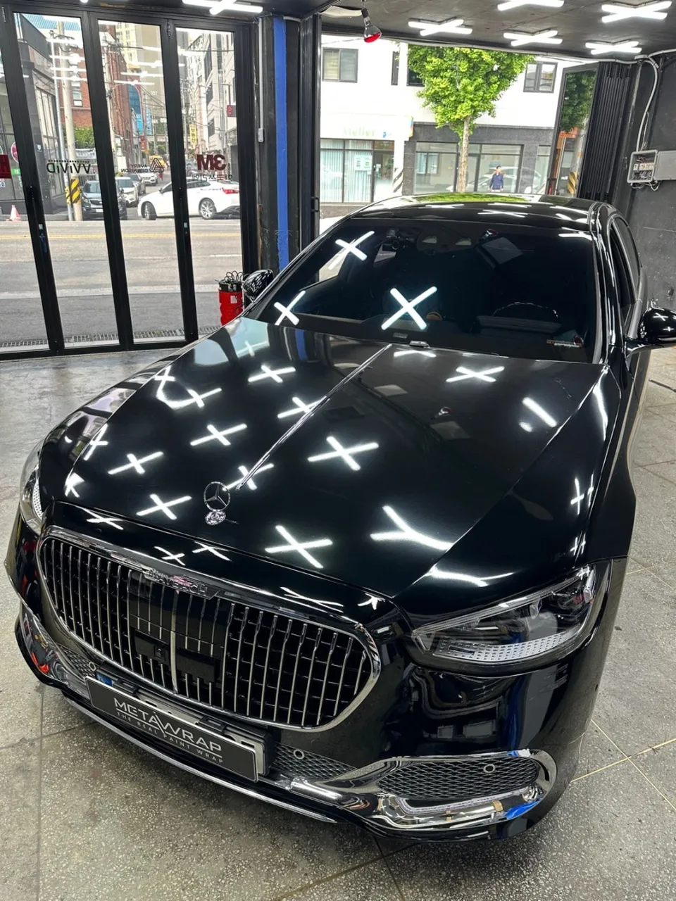 Mercedes-Benz S580 Maybachのカーラッピング事例|ホワイトパール 施工写真 1-2