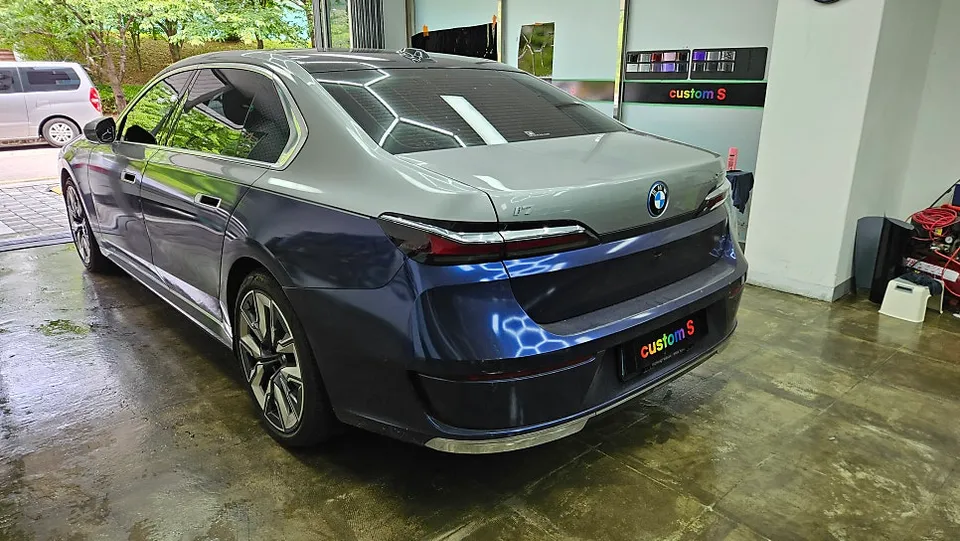 BMW i7 vinyl wrap - BMW i7 Vinyl Wrap Review: Cost & Installation Insights photo 3