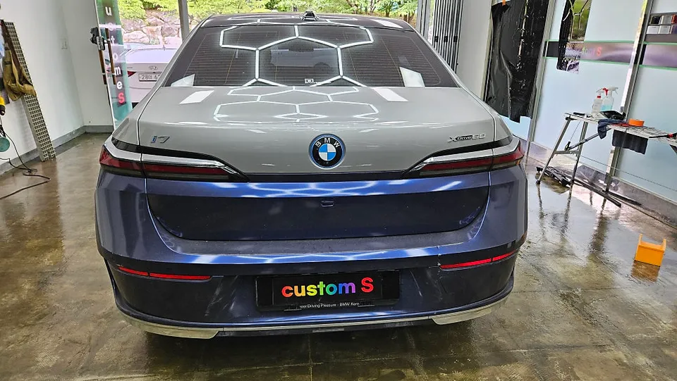BMW i7 vinyl wrap - BMW i7 Vinyl Wrap Review: Cost & Installation Insights photo 4