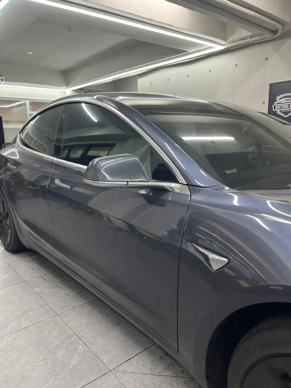 Tesla Model 3のカーラッピング事例|費用目安・仕上がり 施工写真 1-2