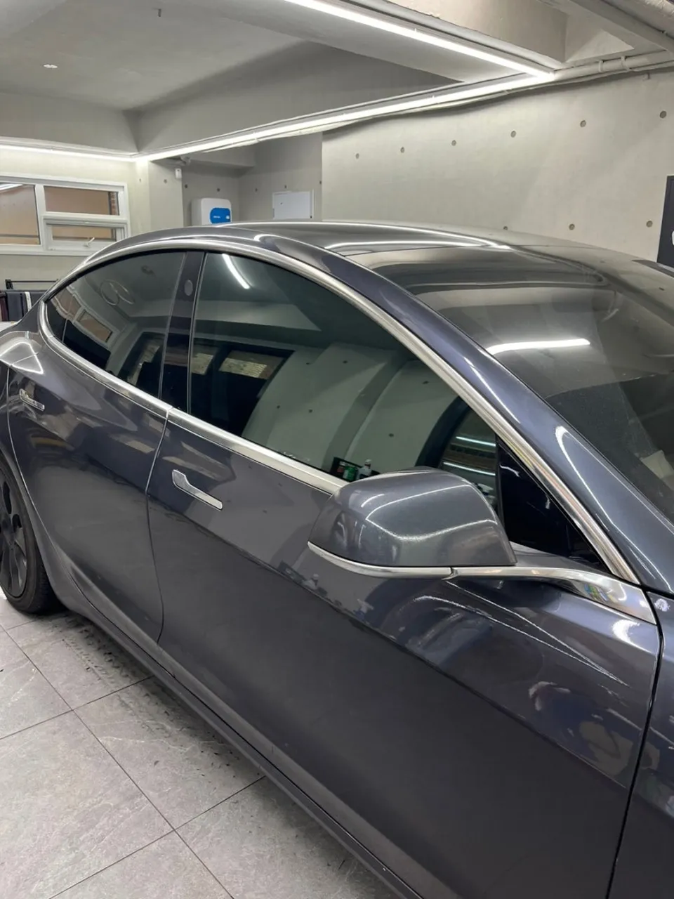 Tesla Model 3のカーラッピング事例|費用目安・仕上がり 施工写真 1-3