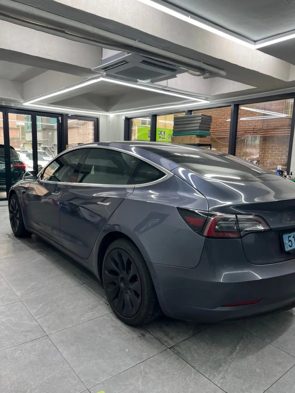 Tesla Model 3のカーラッピング事例|費用目安・仕上がり 施工写真 2-3