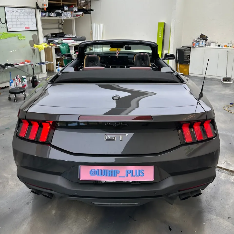 Ford Mustangのカーラッピング事例｜ラベンダーカラーへの大胆な変身 施工写真 2-1