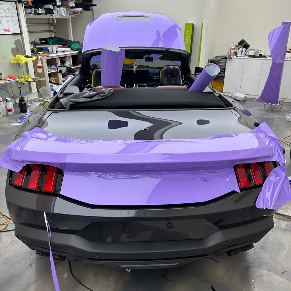 Ford Mustangのカーラッピング事例｜ラベンダーカラーへの大胆な変身 施工写真 2-2