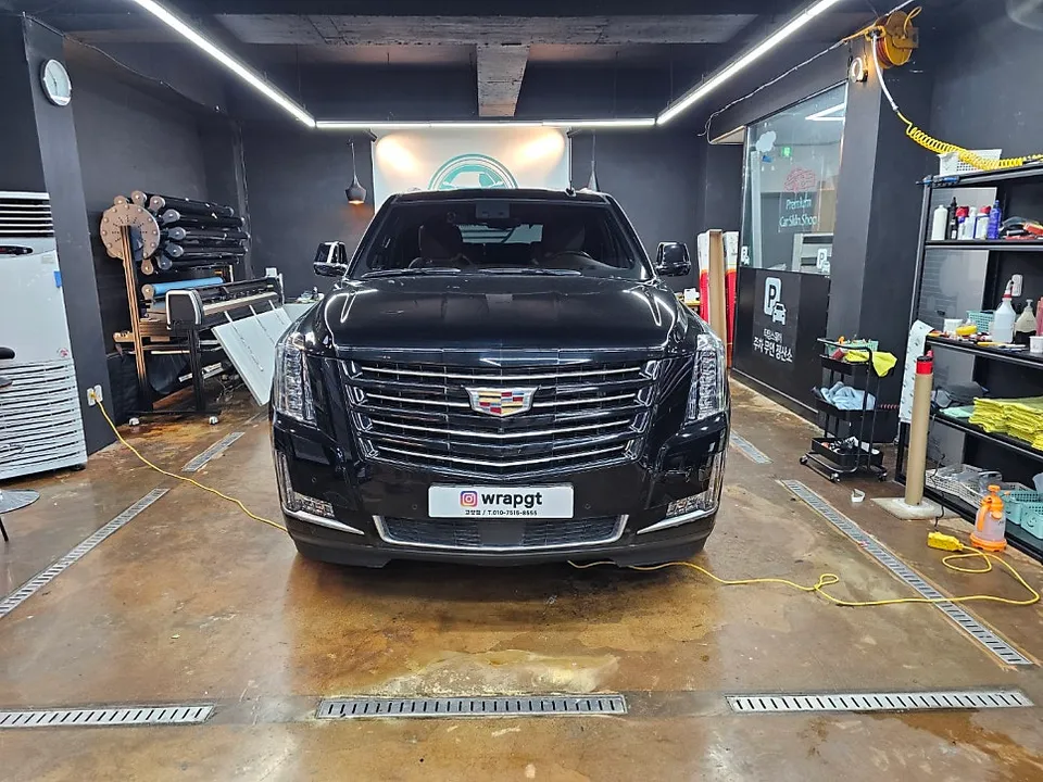 Rolls-Royce Cullinanのカーラッピング事例|クロームパーツのブラックアウト 施工写真 2-1