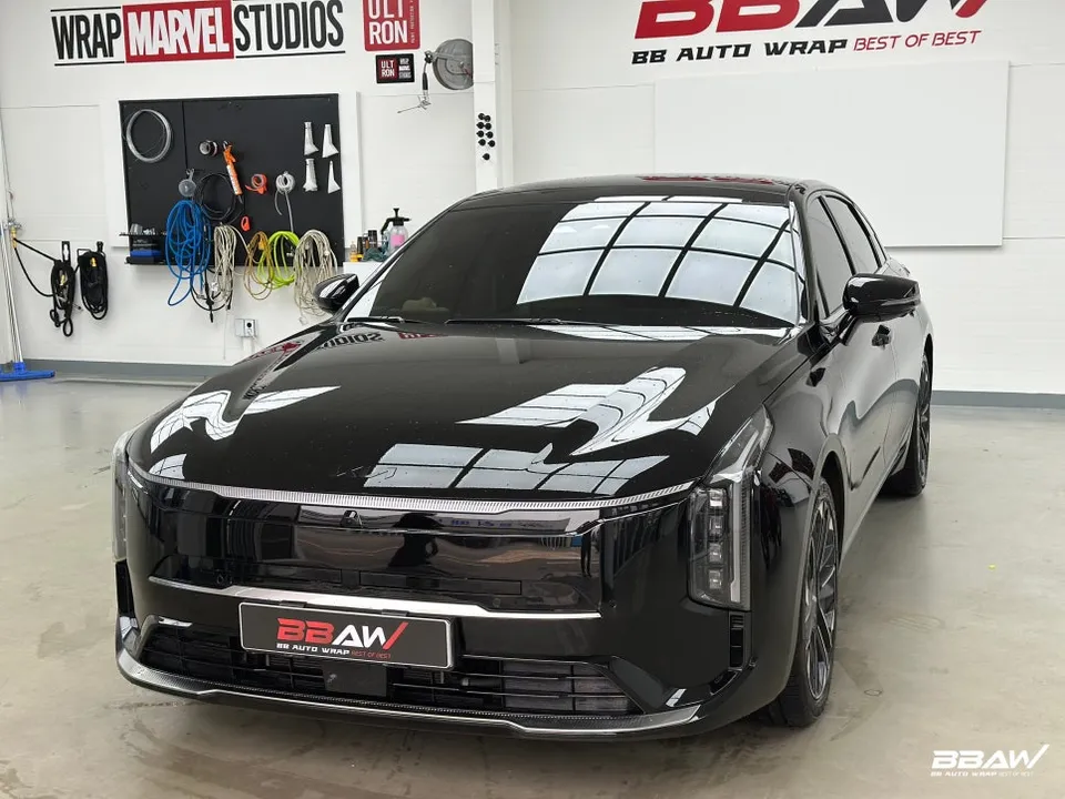 Kia K8 カーラッピング事例:無光ブラックで変身 施工写真 1-1