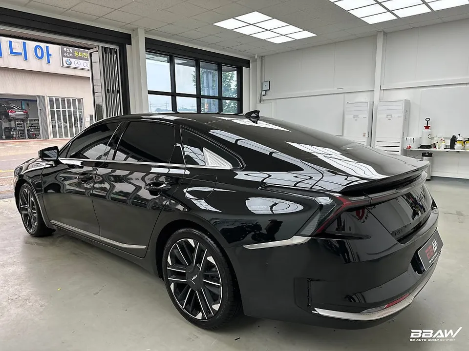 Kia K8 カーラッピング事例:無光ブラックで変身 施工写真 3-1