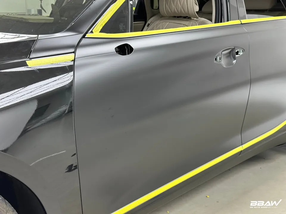 Kia K8 カーラッピング事例:無光ブラックで変身 施工写真 3-2
