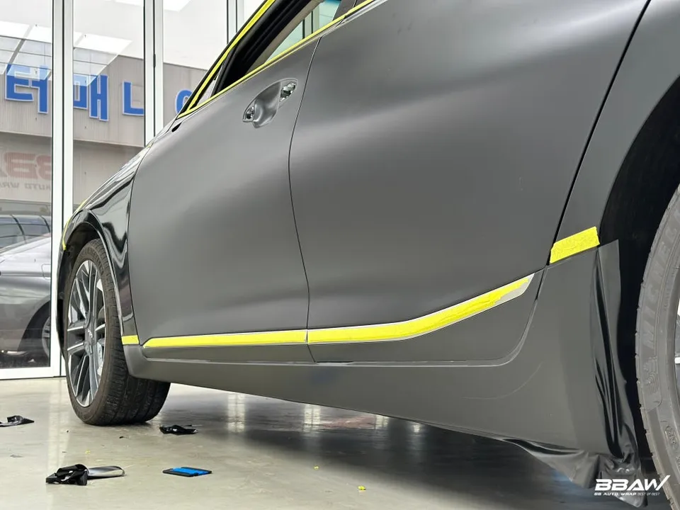 Kia K8 カーラッピング事例:無光ブラックで変身 施工写真 1-3