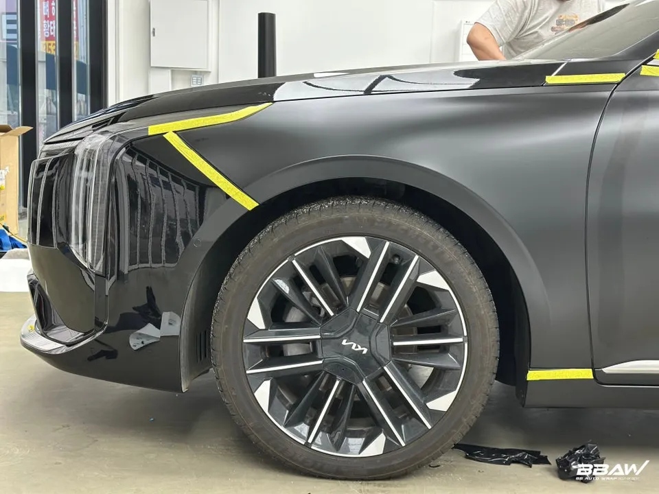 Kia K8 カーラッピング事例:無光ブラックで変身 施工写真 3-3