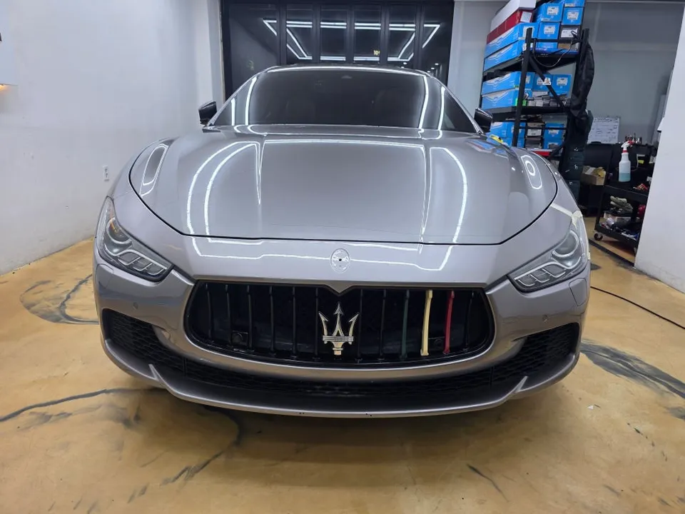 Maserati Ghibliのカーラッピング事例|サテンブラックの高級感 施工写真 1-2