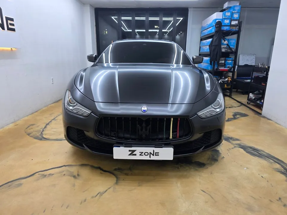 Maserati Ghibliのカーラッピング事例|サテンブラックの高級感 施工写真 2-2