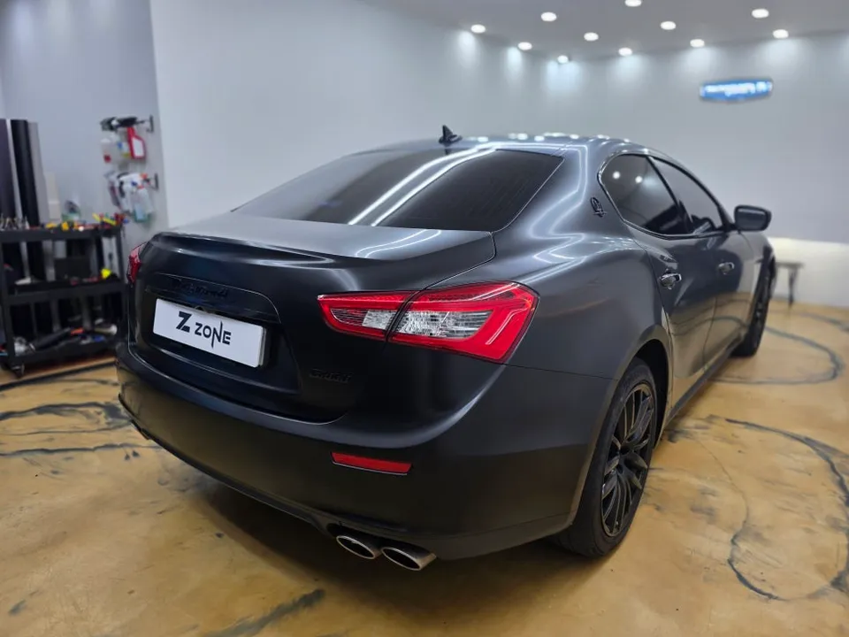 Maserati Ghibliのカーラッピング事例|サテンブラックの高級感 施工写真 3-3