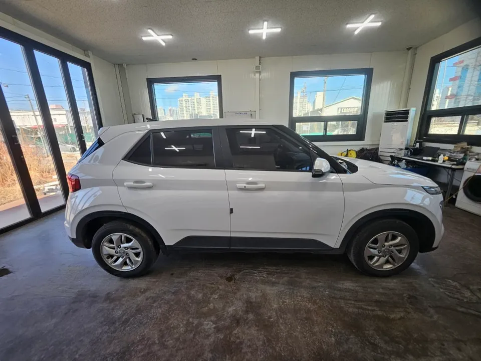 Hyundai Venueのカーフィルム施工事例 施工写真 3-1