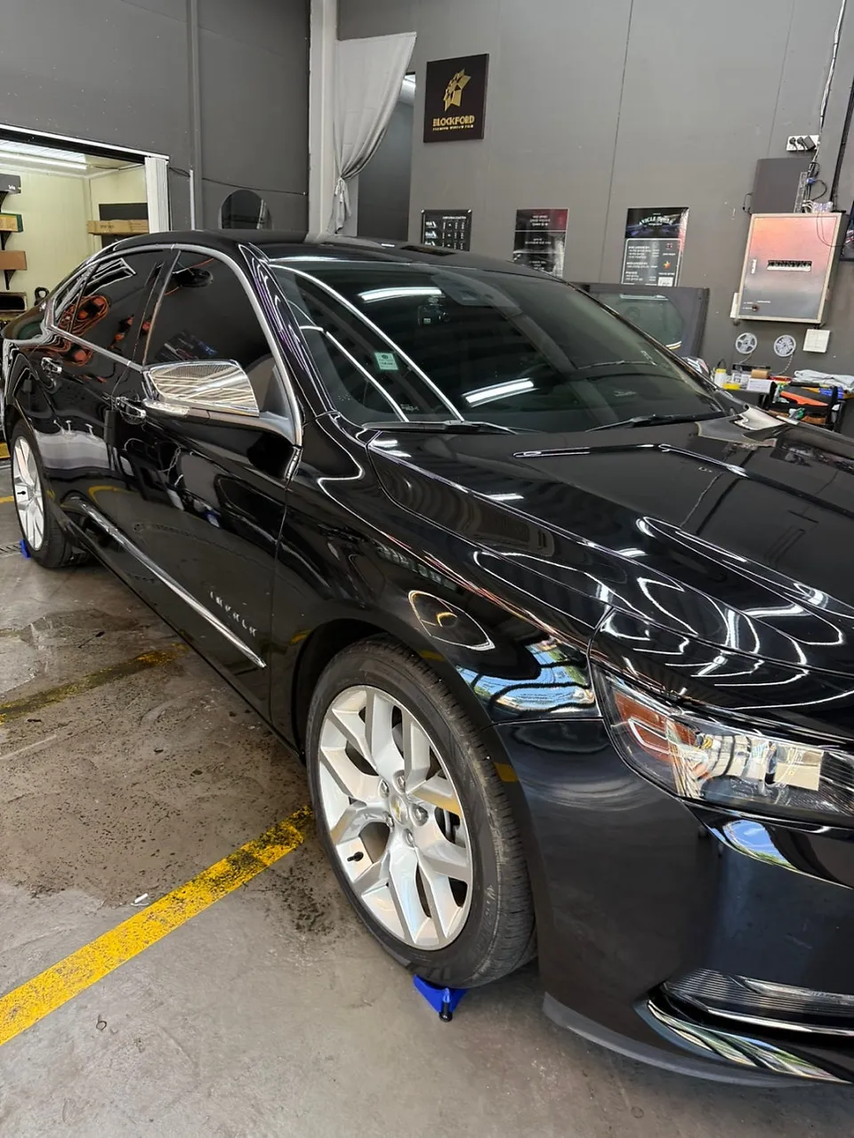Chevrolet Impalaのガラスコーティング事例 施工写真 1-2