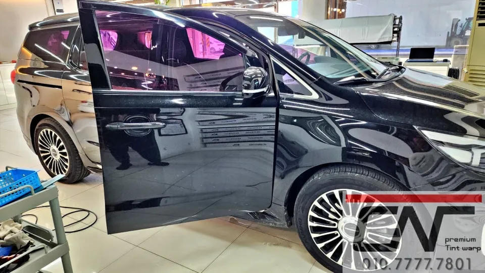 Kia Carnival KA4のカーフィルム施工事例 施工写真 2