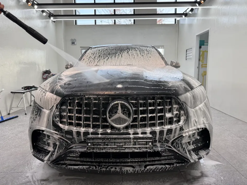Mercedes-Benz GLC 43 AMGのPPF施工事例：無塗装保護フィルムで美しさを守る 施工写真 2-3