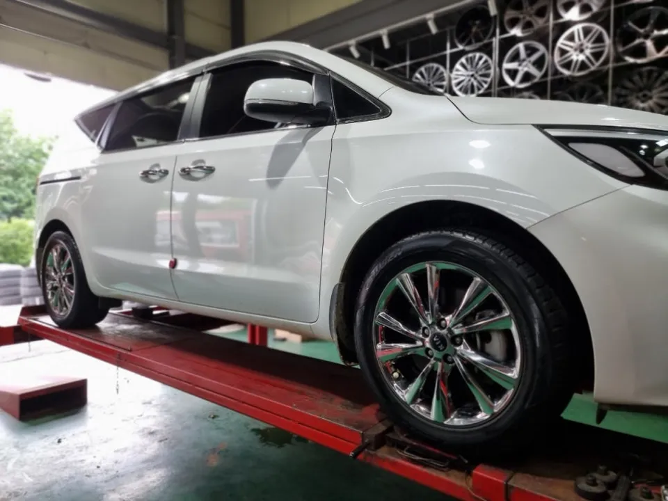 Kia Carnivalのホイールリペア・塗装事例 施工写真 1-1