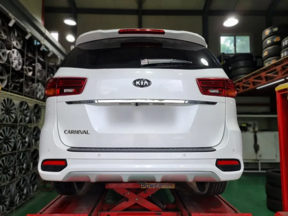 Kia Carnivalのホイールリペア・塗装事例 施工写真 2-1