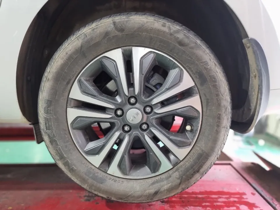 Kia Carnivalのホイールリペア・塗装事例 施工写真 3-1