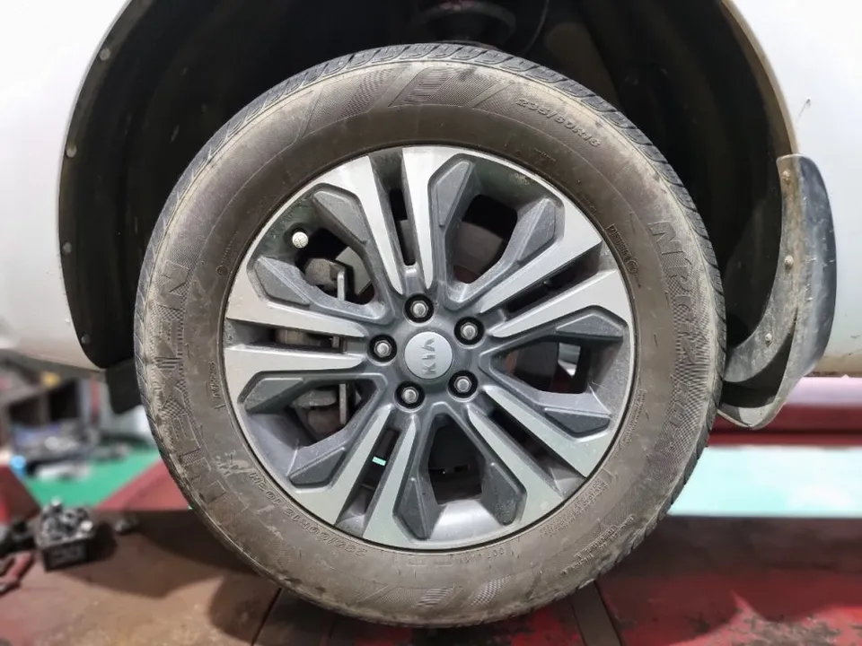 Kia Carnivalのホイールリペア・塗装事例 施工写真 4-1