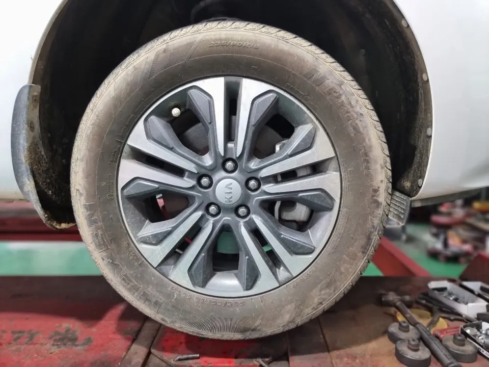 Kia Carnivalのホイールリペア・塗装事例 施工写真 1-2