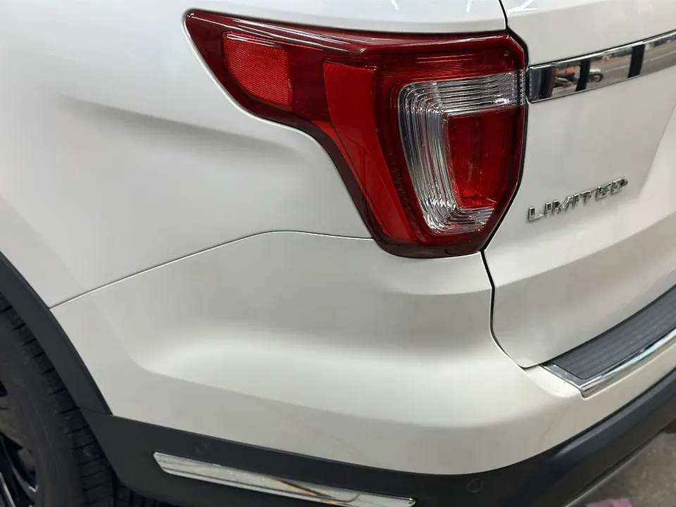 Ford Explorerのカーラッピング事例 施工写真 4-1