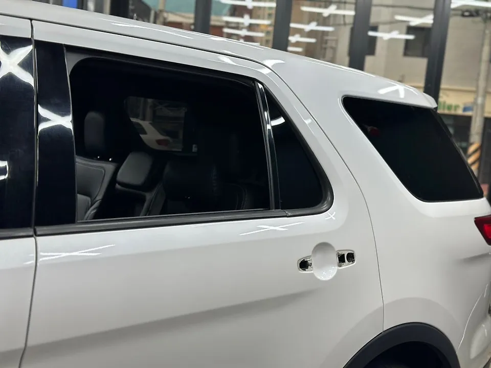 Ford Explorerのカーラッピング事例 施工写真 1-2