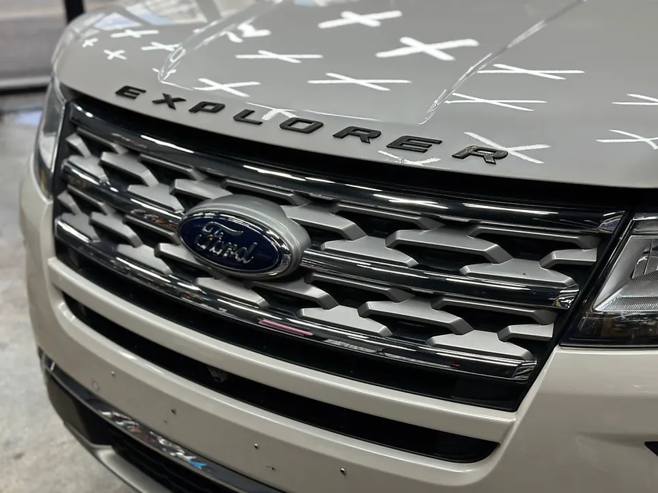 Ford Explorerのカーラッピング事例 施工写真 2-2