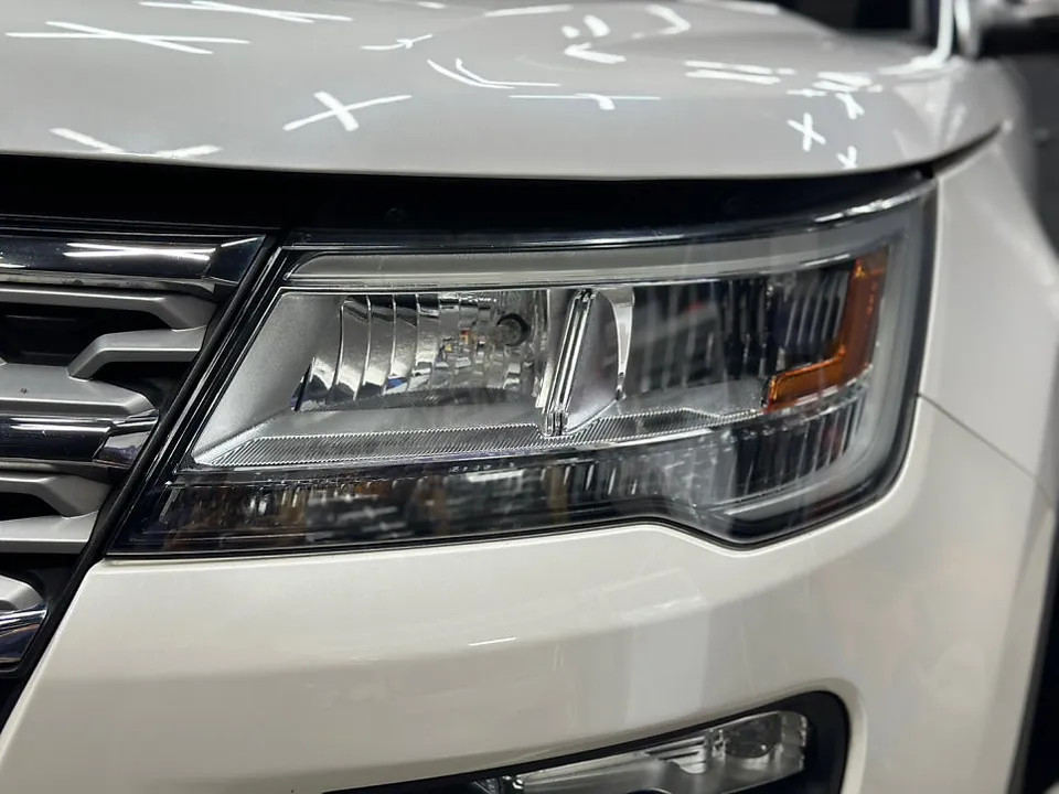 Ford Explorerのカーラッピング事例 施工写真 3-2