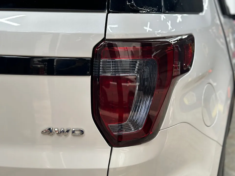 Ford Explorerのカーラッピング事例 施工写真 1-3