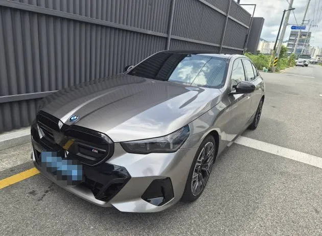 BMW i5 vinyl wrap installation result