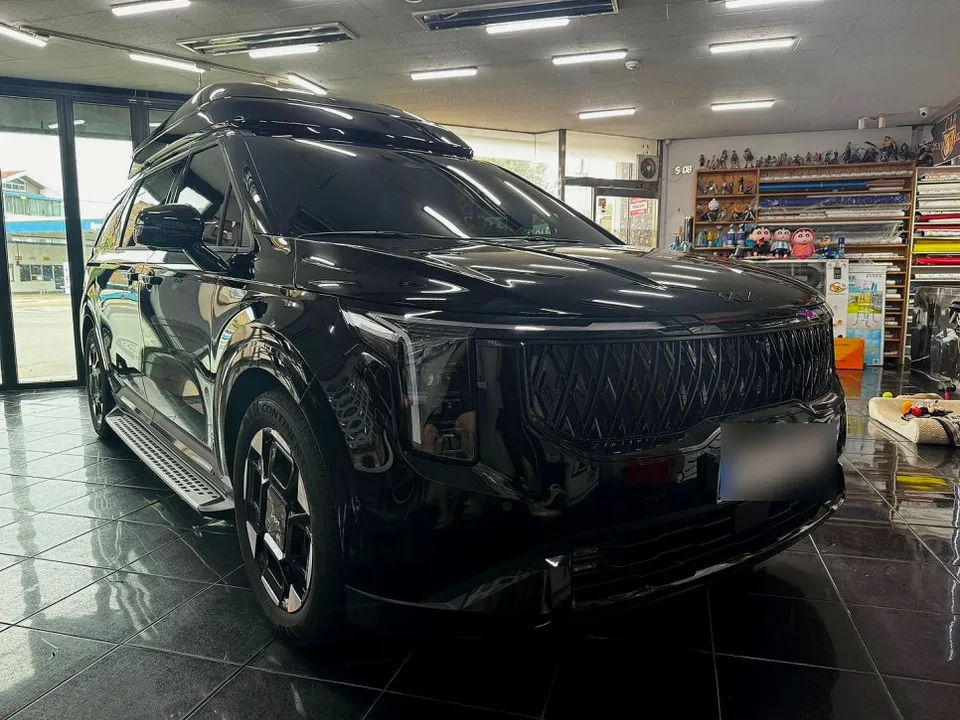 Kia Carnival Hi-Limousineのカーラッピング事例|高級感アップ 写真