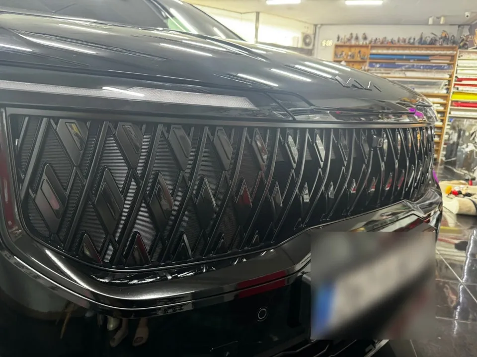 Kia Carnival Hi-Limousineのカーラッピング事例|高級感アップ 施工写真 1-1