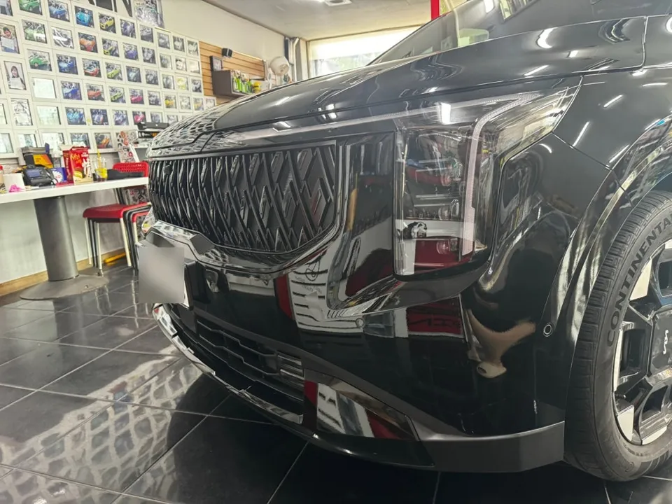 Kia Carnival Hi-Limousineのカーラッピング事例|高級感アップ 施工写真 3-1