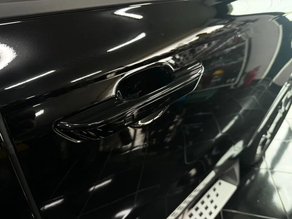 Kia Carnival Hi-Limousineのカーラッピング事例|高級感アップ 施工写真 1-3