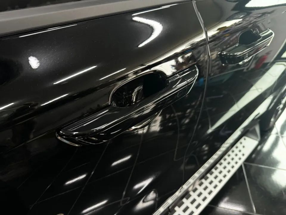 Kia Carnival Hi-Limousineのカーラッピング事例|高級感アップ 施工写真 2-3