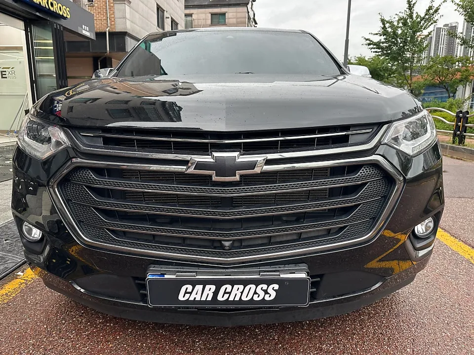 Chevrolet Traverseのカーラッピング事例:クロームパーツをブラック化 施工写真 2-1